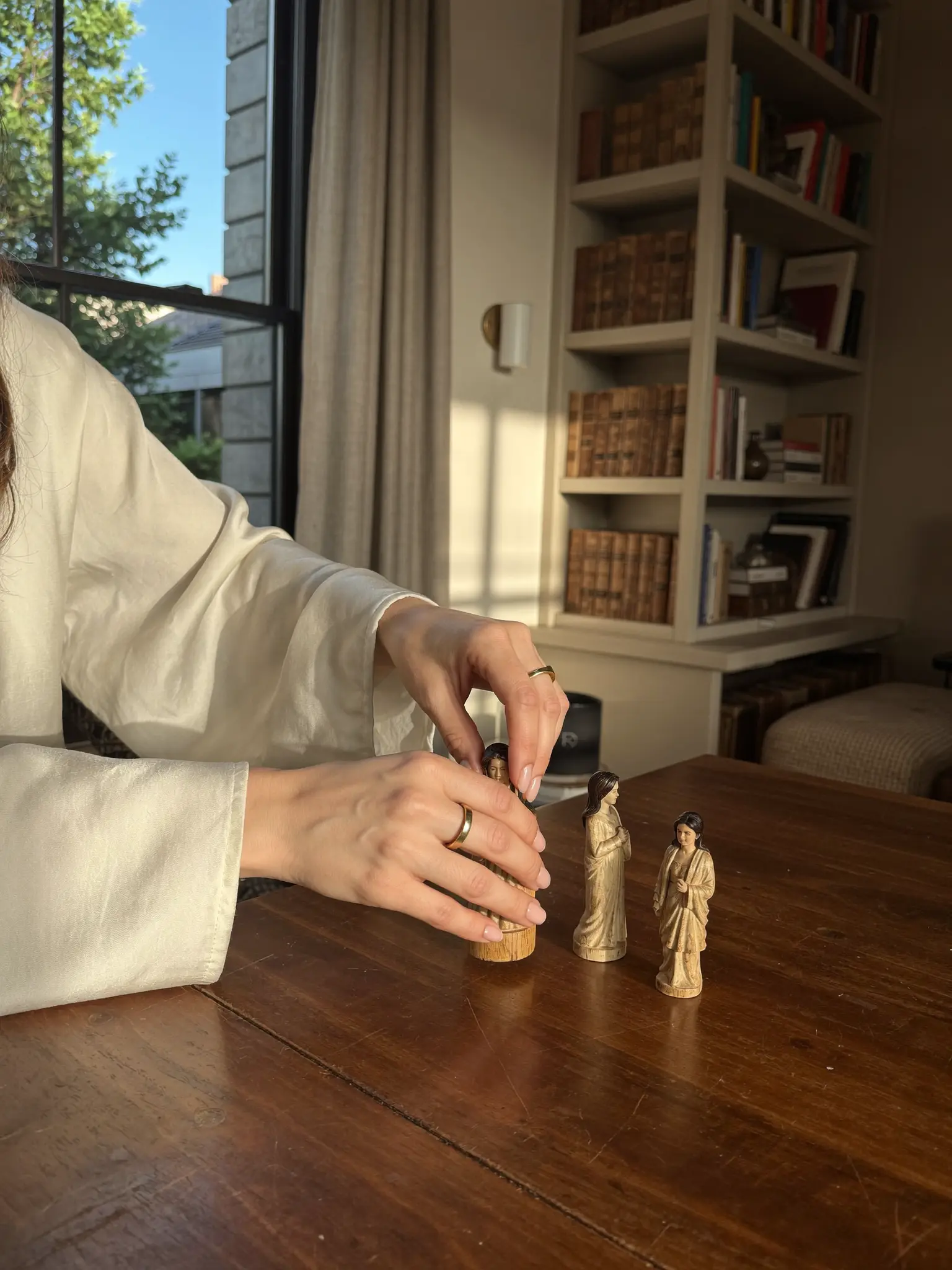 Danijela arbeitet mit Aufstellungs-Figuren